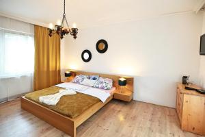 Schlafzimmer mit einem Bett und einem Kronleuchter in der Unterkunft Astoria Lednice in Lednice