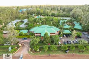 eine Aussicht über ein Resort mit Parkplatz in der Unterkunft EQUINE RESORT in Gitura