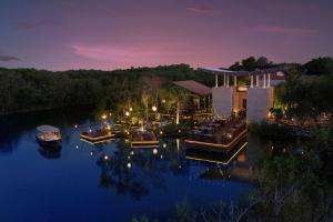 una vista aérea de un puerto deportivo por la noche en Banyan Tree Mayakoba, en Playa del Carmen