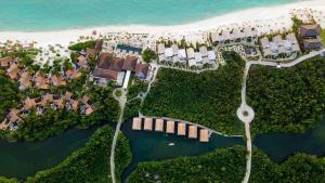 uma vista aérea de um resort perto do oceano em Banyan Tree Mayakoba em Playa del Carmen