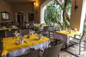 Tunisia Lodge في الحمامات: مطعم به طاولات وكراسي به مفارش صفراء
