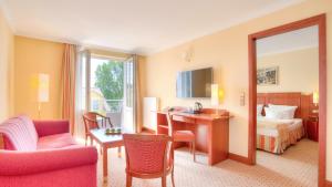 TV a/nebo společenská místnost v ubytování Hotel zur Post - ein Rovell Hotel