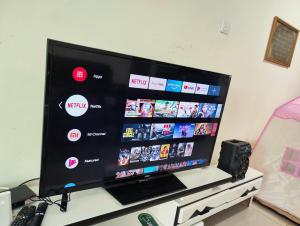 TV a/nebo společenská místnost v ubytování homestay sayangku islam