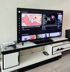 TV a/nebo společenská místnost v ubytování homestay sayangku islam
