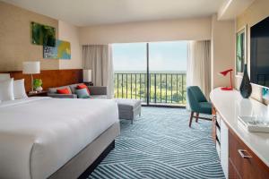 Habitación de hotel con cama y ventana grande en Hyatt Regency Grand Cypress Resort en Orlando