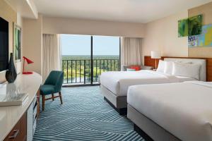 pokój hotelowy z 2 łóżkami i dużym oknem w obiekcie Hyatt Regency Grand Cypress Resort w Orlando