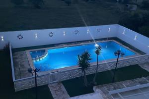 an overhead view of a swimming pool at night at Adosado Vinaròs in Vinarós