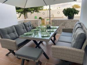a table and chairs and an umbrella on a patio at Adosado Vinaròs in Vinarós