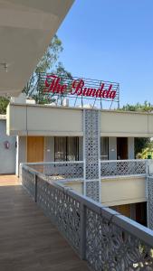 un edificio con un cartel encima en Hotel The Bundela - Khajuraho, Madhya Pradesh en Khajurāho