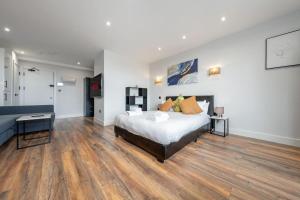 - une chambre avec un lit et un bureau dans l'établissement 3 West London Brand New Loft, à Londres