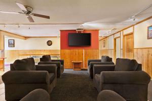 Edgemont的住宿－Travelodge by Wyndham Edgemont，带沙发和平板电视的等候室