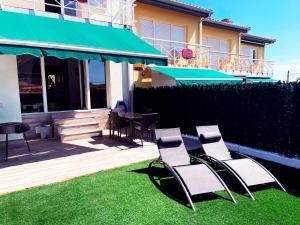 patio z krzesłami, stołem i parasolem w obiekcie Bonito chalet a 2 Km de Liencres y playas. w mieście Mortera