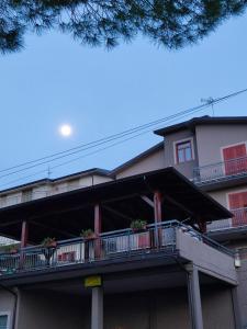 um edifício com uma varanda com flores em B&B Le Ginestre em Viggianello