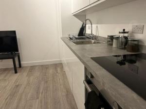 埃奇韋爾的住宿－1 bed high quality modern flat，厨房配有水槽和台面