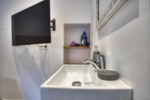 Televisor o centre d'entreteniment de Calypso Apt. Mandouki, Corfu 11 fotos més