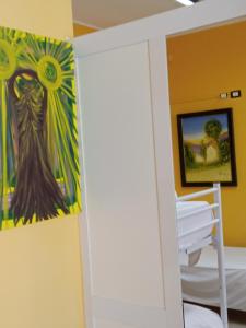un miroir dans une pièce avec un tableau sur le mur dans l'établissement Hostel Le Stanze del Sogno, à Bénévent 17 autres photos