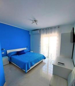 アグローポリにあるVilla Milena Apartments & Roomsの青いベッドルーム(ベッド1台、窓付)