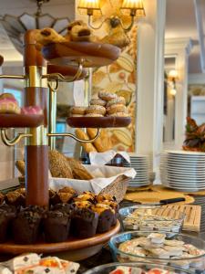 uma exibição de queques e doces sobre uma mesa em Guadalpin Suites em Marbella