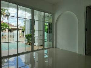 um quarto vazio com janelas de vidro e uma piscina em Minimal homey 3BR near Mee Chok plaza em Chiang Mai
