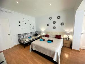 1 dormitorio con 1 cama y 1 sofá en Rooms in the center of Barcelona, en Barcelona
