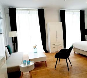 Sala de estar con cama y mesa en Stadtpalais am Schöntal en Aschaffenburg