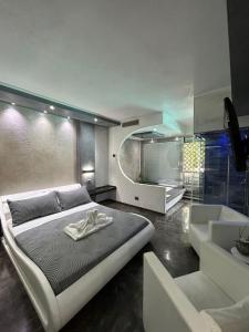 - une chambre avec un grand lit et un lavabo dans l'établissement Residence Villa Rosa dei Venti, à Cinisi