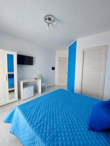 アグローポリにあるVilla Milena Apartments & Roomsのベッドルーム(青いベッド1台、青い毛布付)