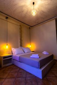 Letto o letti in una camera di Ostria Caldera Studios