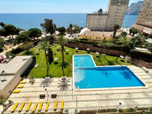 mit Blick auf den Pool und das Meer in der Unterkunft Edf Calpe Place, planta 7 - primera linea in Calpe