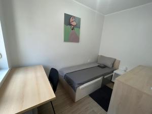 ein kleines Zimmer mit einem Bett und einem Tisch in der Unterkunft Sea Touch Apartment in Rijeka