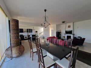Episkopianá的住宿－Olive Villa，用餐室以及带桌椅的起居室。