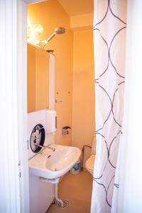 uma casa de banho com um lavatório e um espelho em Saga Hotell em Borlänge