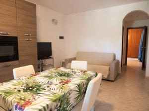 a living room with a table and chairs and a couch at Appartamento vicino al mare in Piombino