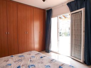 um quarto com uma cama e uma porta de vidro deslizante em Appartamento vicino al mare em Piombino