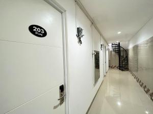 Imagen de la galería de RedDoorz at Ring Road II Area Manado, en Paniki 57 fotos más