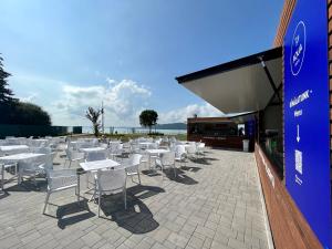 - un ensemble de tables et de chaises sur une terrasse dans l'établissement Balatontourist Füred Camping & Bungalows, à Balatonfüred