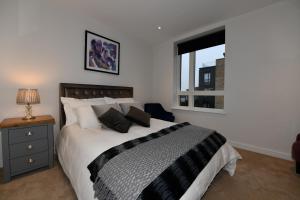 a bedroom with a large bed and a window at Two-Bedroom Flat Chiswick in Kew Bridge