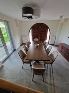 einen Konferenzraum mit einem Holztisch und Stühlen in der Unterkunft Vikendica Aleksandrović Meterize in Topola