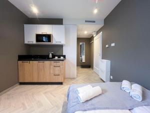 um quarto com uma cama e uma cozinha com um micro-ondas em Studia LubHotel em Lublin