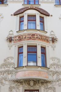 een gebouw met een bord dat het hotel centraal leest bij K+K Hotel Central in Praag