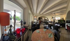 a dining room with a table and some chairs at Relais Henri IV in La Flèche