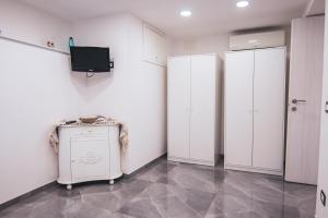 Telewizja i/lub zestaw kina domowego w obiekcie Centro Storico Luxury Suites - affittacamere guesthouse in historical center Toledo station