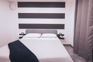 Łóżko lub łóżka w pokoju w obiekcie Centro Storico Luxury Suites - affittacamere guesthouse in historical center Toledo station