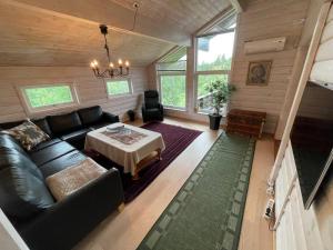 ein Wohnzimmer mit einem Sofa und einem Tisch in der Unterkunft Large and cosy mountain cabin in Sykkylven