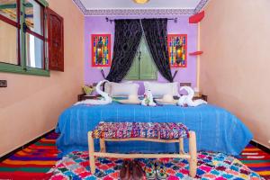 - une chambre avec un lit doté d'un couvre-lit bleu dans l'établissement Smile House Imlil, à Imlil