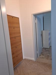 ein leeres Zimmer mit einem Schrank und einer Tür in der Unterkunft Casa Gelsomino in Rimini
