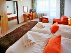 ein Hotelzimmer mit 2 Betten und Handtüchern darauf in der Unterkunft Hotel SOREA URÁN in Tatranská Lomnica