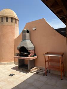 a pizza oven on the side of a building at ÁTICO Paraíso Beach con piscina privada in Vera