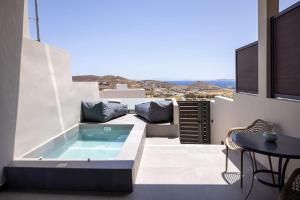 bañera de hidromasaje en el balcón de una casa en Pearl Suites and Villa Tinos, en Tinos