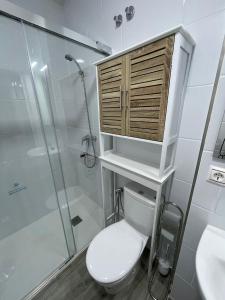 uma casa de banho com um WC, um chuveiro e um lavatório. em Apartamento Gabarron em Mula